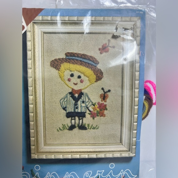 VTG Spinnerin Stitchery Crewel Kit Boys & Flowers ST880 New Old Stock 60’s 70’s - Picture 2 of 5